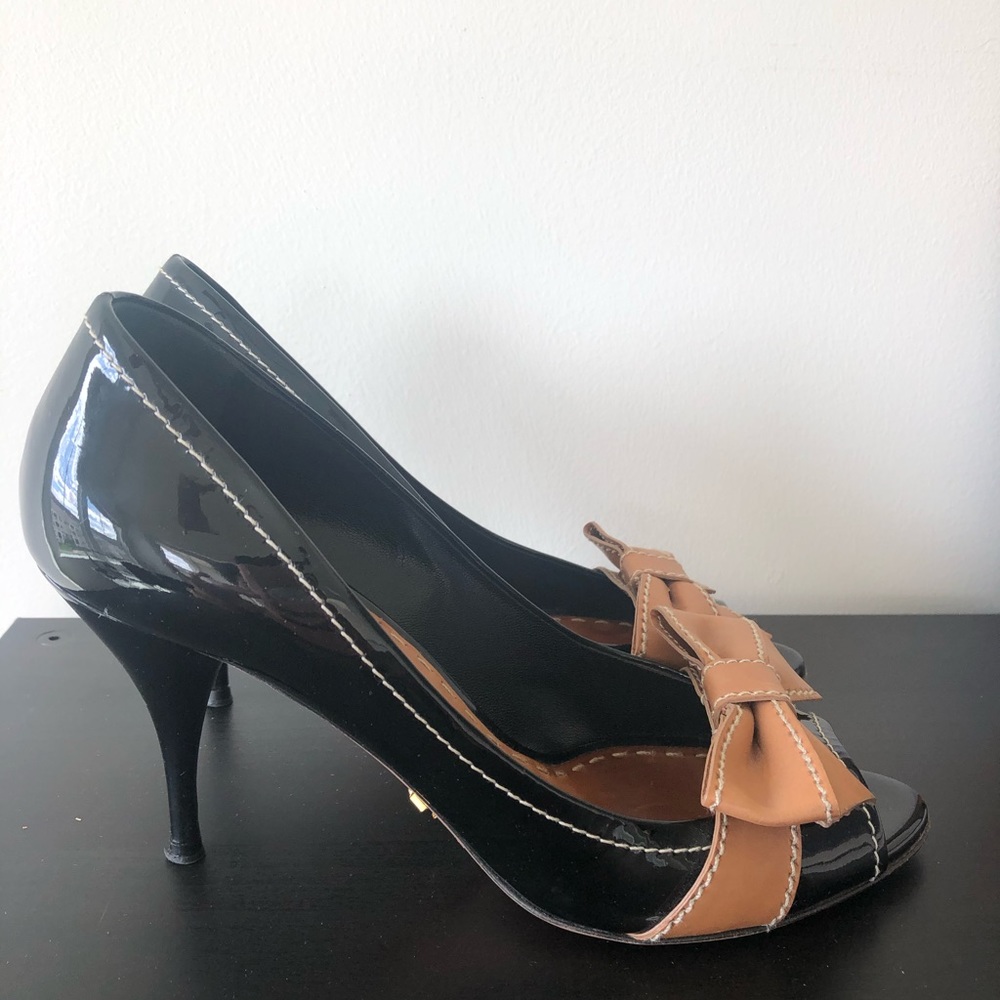 Prada black patent heels with tan bow - Picture 6 of 7